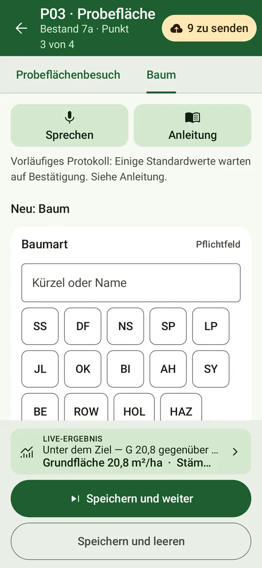 Einen Baum auf P03 aufnehmen: Reiter Probeflächenbesuch und Baum, Sprechen und Leitfaden, Baumarten-Schnellwahl, die Live-Ergebnisleiste und „Speichern und weiter“.