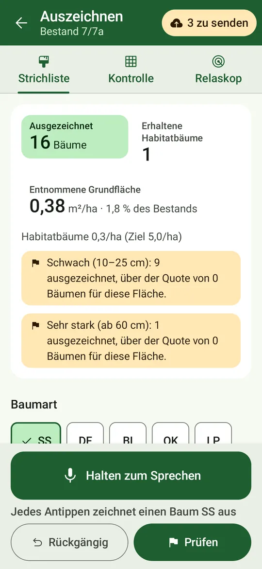 Die Auszeichnungs-Strichliste mit eingeschaltetem Auszeichnen freihändig: die Schaltfläche „Halten zum Sprechen“ unter den Stärkeklassen-Karten.