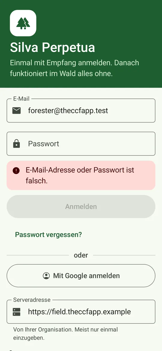 Die Anmeldung der Feld-App: E-Mail und Passwort, Mit Google anmelden, die einmal eingegebene Serveradresse, und ein Hinweis, dass Aufnahmen bis zur Synchronisierung auf dem Telefon bleiben.