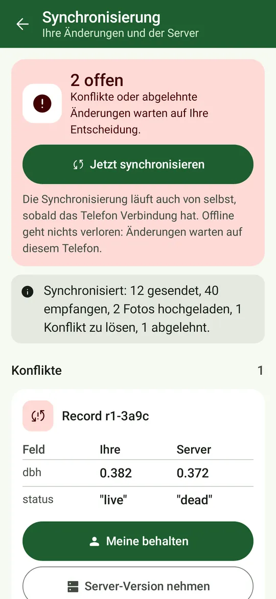 Synchronisierung: 2 offen, Jetzt synchronisieren, das Ergebnis der letzten Synchronisierung, ein Konflikt als Tabelle Feld / Ihre Fassung / Server mit „Meine behalten“ und „Server-Version nehmen“, und eine vom Server abgelehnte Änderung.