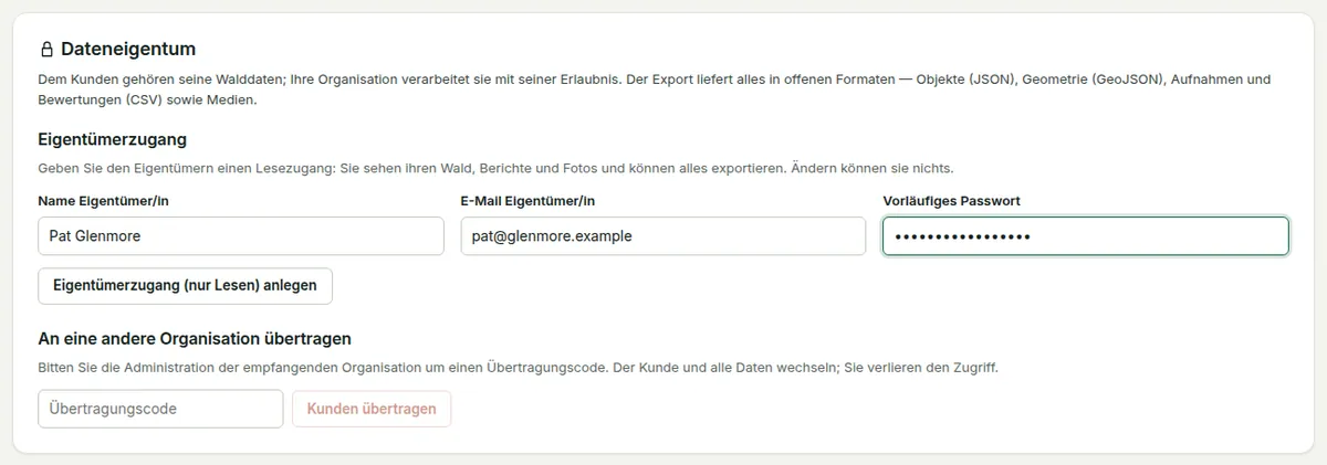 Die Karte „Dateneigentum“ auf einer Kundenseite: Export, Eigentümerzugang mit Name, E-Mail und Passwort, und Übertragung an eine andere Organisation.