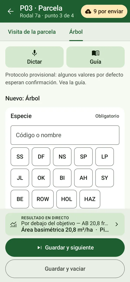 Registrar un árbol en P03: pestañas Visita de parcela y Árbol, Hablar y Guía, selección rápida de especies, la franja de resultado en directo y «Guardar y siguiente».