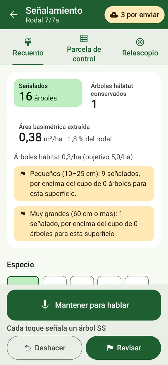 El conteo de señalamiento con el señalamiento manos libres activado: el botón «Mantener para hablar» bajo las tarjetas de categoría.