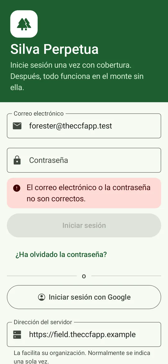 El inicio de sesión de la aplicación de campo: correo y contraseña, Iniciar sesión con Google, la dirección del servidor introducida una vez, y una nota de que los registros se quedan en el teléfono hasta que sincronice.