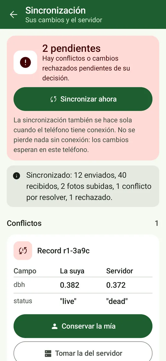 Sincronización: 2 pendientes, Sincronizar ahora, el resultado de la última sincronización, un conflicto mostrado como tabla Campo / Su versión / Servidor con «Conservar la mía» y «Tomar la del servidor», y un cambio rechazado por el servidor.