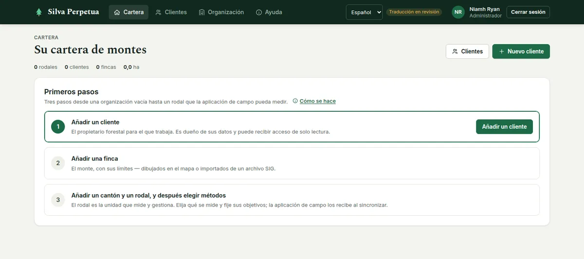 Una organización recién creada llega a la cartera con una lista «Primeros pasos» de tres pasos: añadir un cliente, añadir una finca, añadir un rodal y elegir métodos.