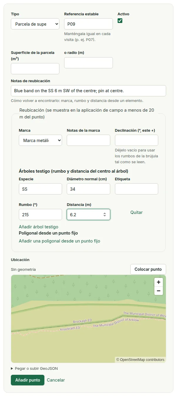 Añadir un punto de muestreo: tipo, referencia estable, tamaño de parcela, notas de reubicación, el panel de reubicación con señal, árboles testigo y una poligonal desde un punto de referencia, y el punto en el mapa.
