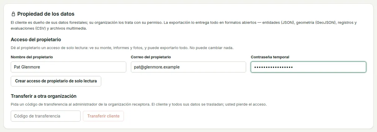 La tarjeta «Propiedad de los datos» en la página de un cliente: exportación, acceso del propietario con nombre, correo y contraseña, y transferencia a otra organización.