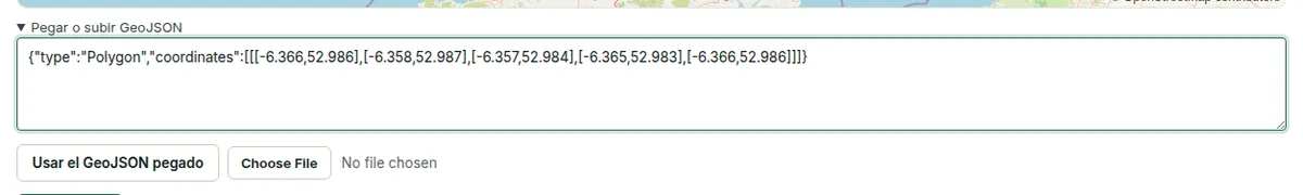 El panel «Pegar o subir GeoJSON» bajo el mapa del límite, con un polígono pegado, el botón «Usar el GeoJSON pegado» y un selector de archivo.