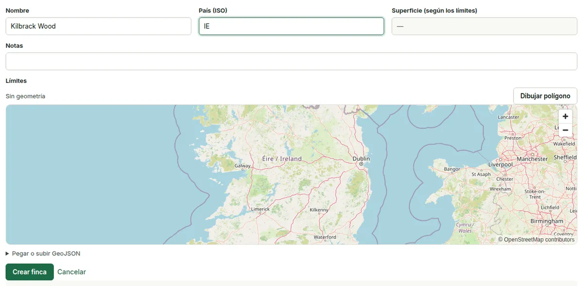 El formulario Nueva finca en la página de un cliente: nombre, país, notas y el mapa del límite con «Dibujar polígono» y «Pegar o subir GeoJSON».