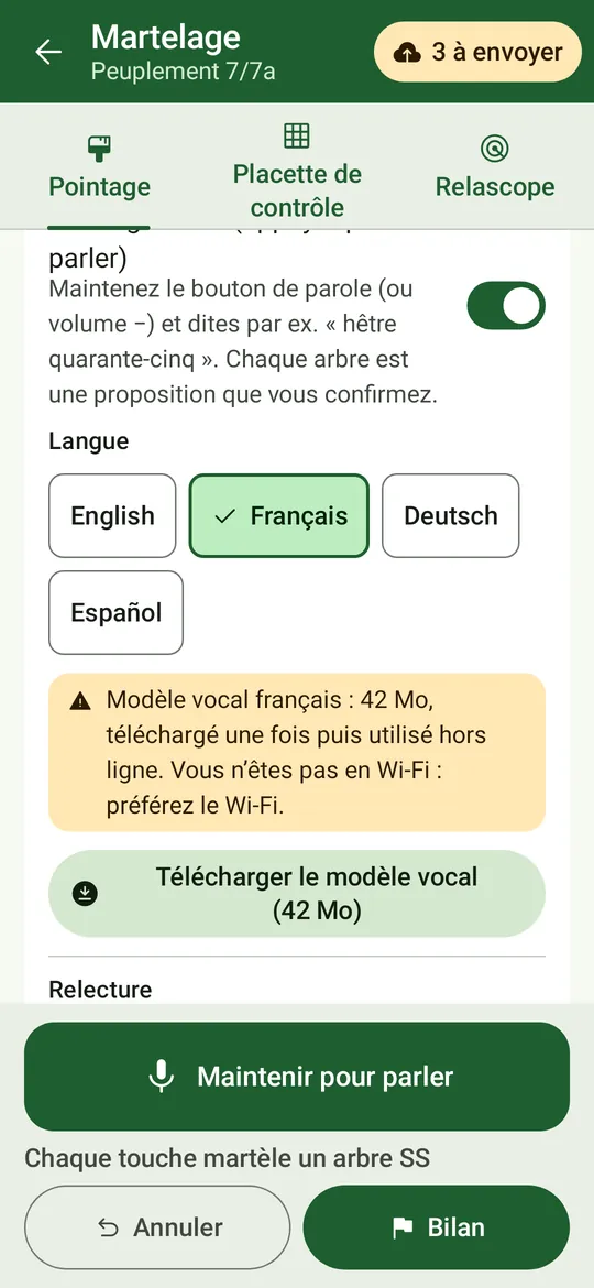 Les réglages « Mains libres » au pied du pointage : voix et langue avec le téléchargement du modèle vocal, niveau de relecture, alertes de quota, touches de volume et validation automatique.