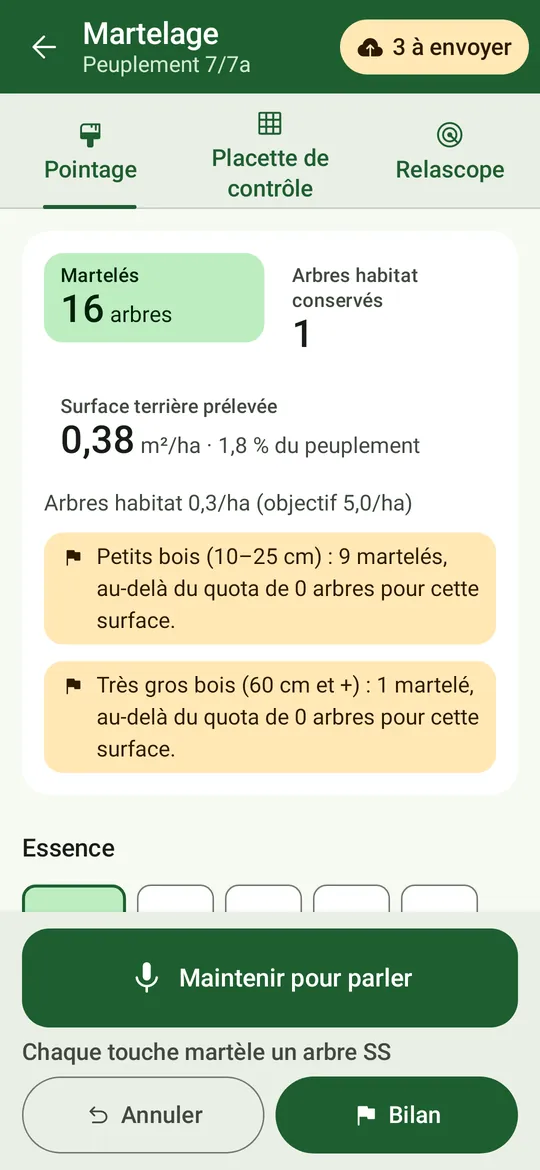 Le pointage du martelage avec le martelage « mains libres » activé : le bouton « Maintenir pour parler » sous les cartes des catégories.