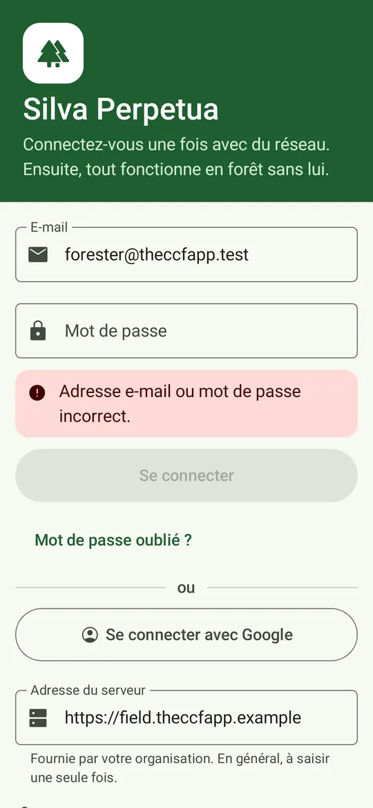 La connexion de l’application de terrain : e-mail et mot de passe, Se connecter avec Google, l’adresse du serveur saisie une fois, et une mention indiquant que les relevés restent sur le téléphone jusqu’à la synchronisation.