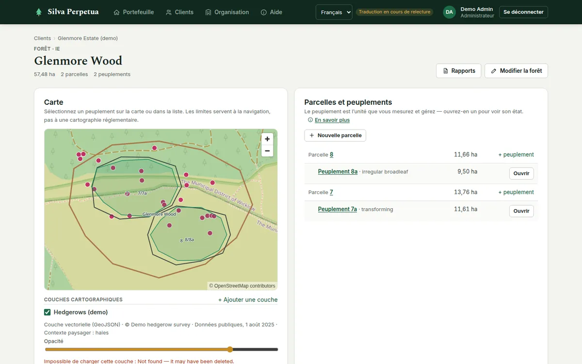 La page d’une forêt : la carte avec les limites de la forêt, des parcelles et des peuplements et les couches cartographiques à gauche ; les parcelles et les peuplements à droite.
